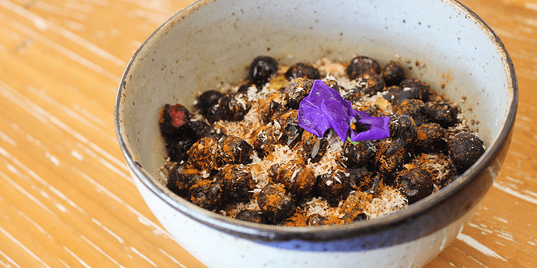 Oatmeal Warrior with cinnamon, cardamom, chia seeds and berries