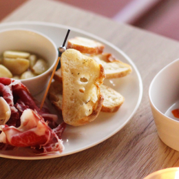 Sherry, snacks and San Sebastián vibes – Alba Bar and Deli opens on Burnett Lane