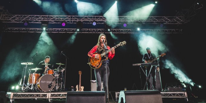 Amy Shark at Robina Town Centre