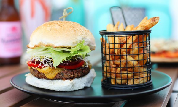 Vegan Aisle Eatery & Bar brings plant-based burgers, hot dogs and fries to the south