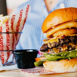 Iconic American bar and grill TGI Fridays opens its first Queensland venue on the Gold Coast