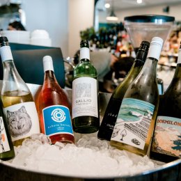 Licensed restaurants and cafes in Queensland now permitted to sell takeaway alcohol