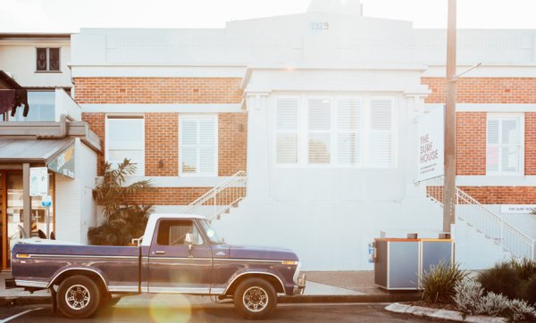 Byron on a budget – The Surf House opens with boutique (and cheap) rooms just metres from the beach