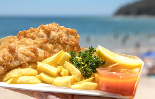 Buns in the sun – sip and snack by the shore at Noosa's best beachside dining spots