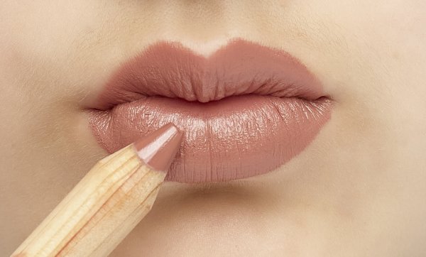 Ditch the toxic chemicals and pucker up for Lük Beautifood's natural long-wearing lipstick crayons