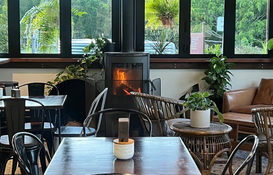 Stay toasty at these Gold Coast restaurants with fireplaces